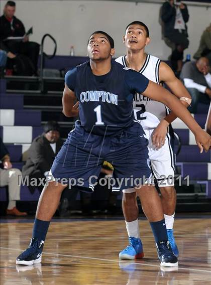 Thumbnail 2 in Compton vs. Bakersfield (St. Hope Elite Classic) photogallery.
