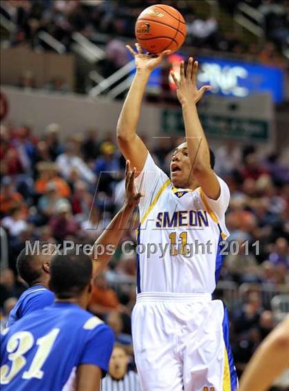 Thumbnail 2 in Simeon vs. Warren (IHSA Class 4A Final) photogallery.