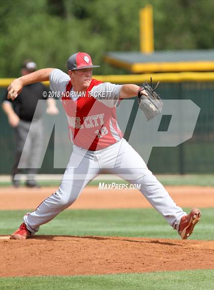 Thumbnail 3 in Derby vs. Dodge City photogallery.