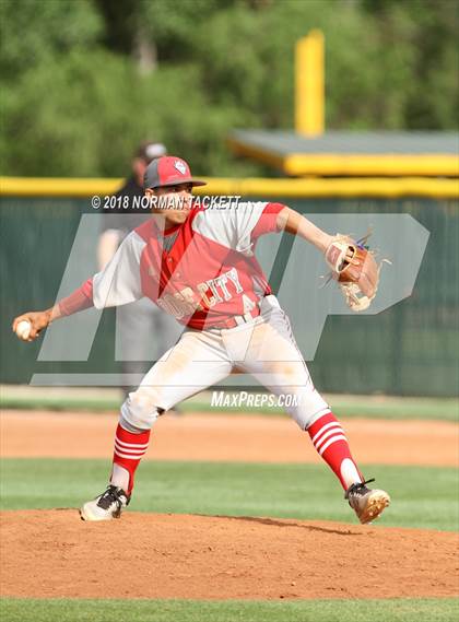 Thumbnail 2 in Derby vs. Dodge City photogallery.