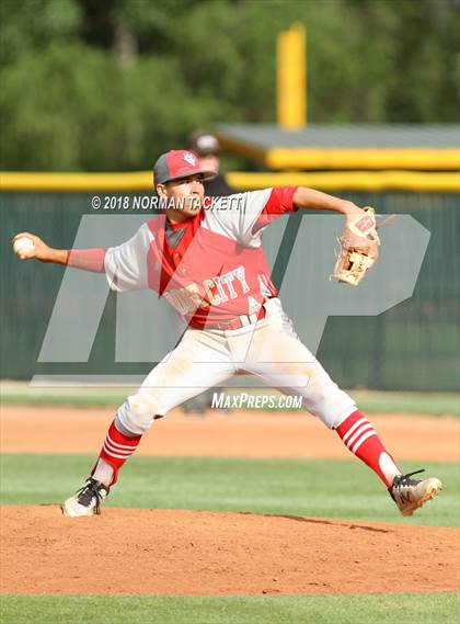 Thumbnail 2 in Derby vs. Dodge City photogallery.
