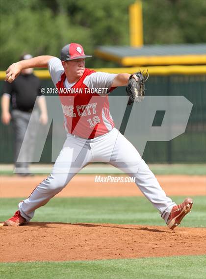 Thumbnail 3 in Derby vs. Dodge City photogallery.