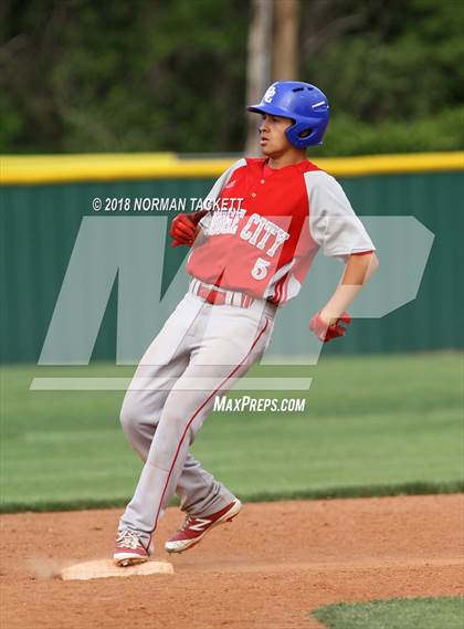Thumbnail 2 in Derby vs. Dodge City photogallery.