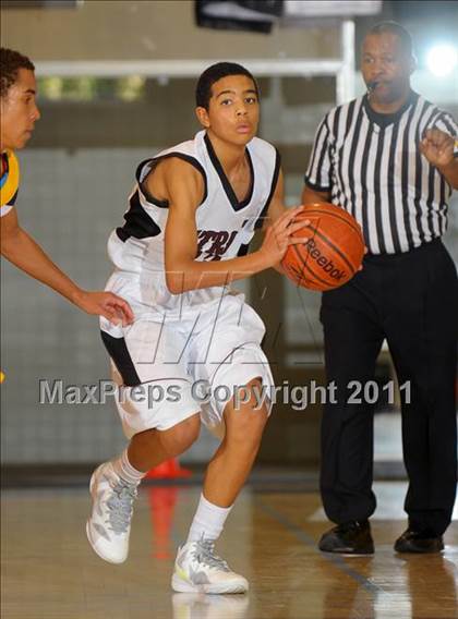 Thumbnail 2 in Patriot vs. Los Osos (MaxPreps Holiday Classic) photogallery.