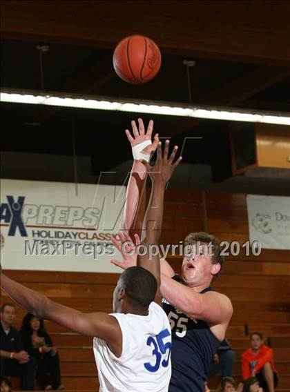 Thumbnail 3 in Ironwood Ridge vs. Lutheran (MaxPreps Holiday Classic) photogallery.