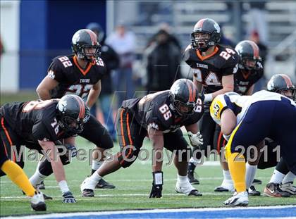 Thumbnail 1 in South Hadley vs. Putnam Vo-Tech (MIAA Division II West Final) photogallery.