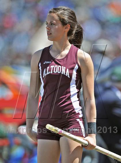 Thumbnail 2 in Penn Relays (Pole Vault) photogallery.