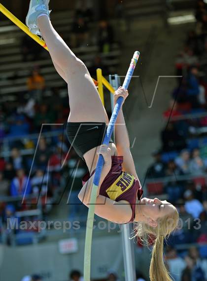 Thumbnail 2 in Penn Relays (Pole Vault) photogallery.
