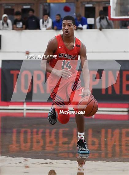 Thumbnail 1 in JSerra Catholic vs. San Joaquin Memorial (Torrey Pines Holiday Classic) photogallery.