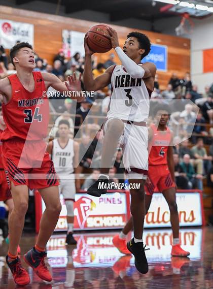 Thumbnail 3 in JSerra Catholic vs. San Joaquin Memorial (Torrey Pines Holiday Classic) photogallery.