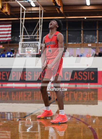 Thumbnail 1 in JSerra Catholic vs. San Joaquin Memorial (Torrey Pines Holiday Classic) photogallery.