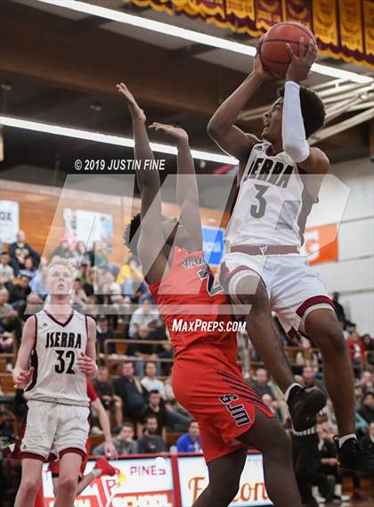 Thumbnail 3 in JSerra Catholic vs. San Joaquin Memorial (Torrey Pines Holiday Classic) photogallery.