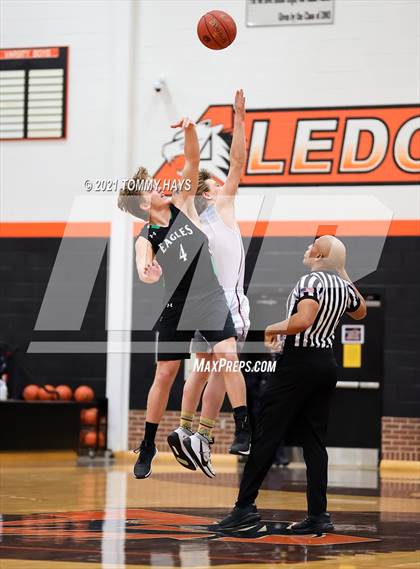 Thumbnail 1 in Poolville vs. Rio Vista (UIL 2A Bi-District Playoff) photogallery.