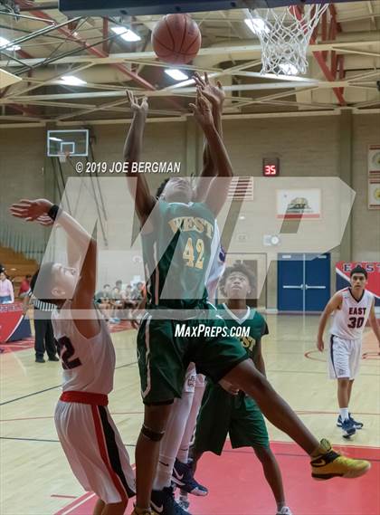 Thumbnail 3 in West vs East Bakersfield (Ralph Krave Memorial Tournament) photogallery.