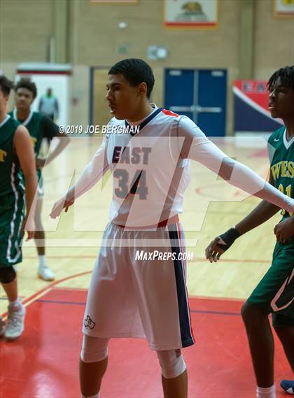 Thumbnail 3 in West vs East Bakersfield (Ralph Krave Memorial Tournament) photogallery.