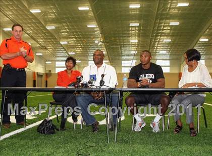 Thumbnail 1 in Aledo's Johnathan Gray Signing Ceremony photogallery.