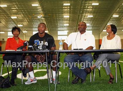 Thumbnail 1 in Aledo's Johnathan Gray Signing Ceremony photogallery.