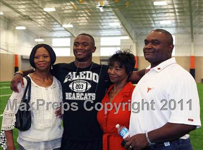 Thumbnail 3 in Aledo's Johnathan Gray Signing Ceremony photogallery.