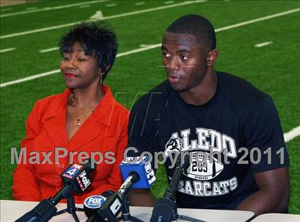 Thumbnail 2 in Aledo's Johnathan Gray Signing Ceremony photogallery.