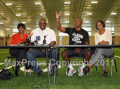 Thumbnail 2 in Aledo's Johnathan Gray Signing Ceremony photogallery.