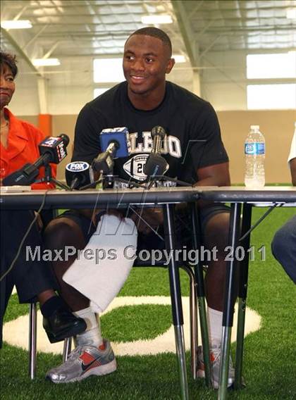 Thumbnail 2 in Aledo's Johnathan Gray Signing Ceremony photogallery.