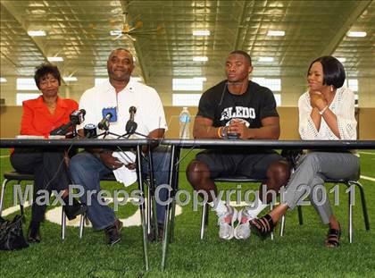 Thumbnail 3 in Aledo's Johnathan Gray Signing Ceremony photogallery.