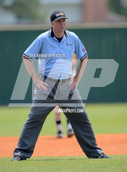 Thumbnail 2 in Jennings vs. Berwick (LHSAA 3A Regional Playoff) photogallery.