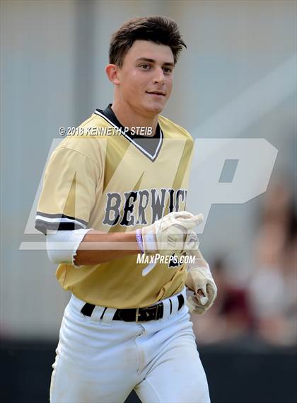 Thumbnail 3 in Jennings vs. Berwick (LHSAA 3A Regional Playoff) photogallery.