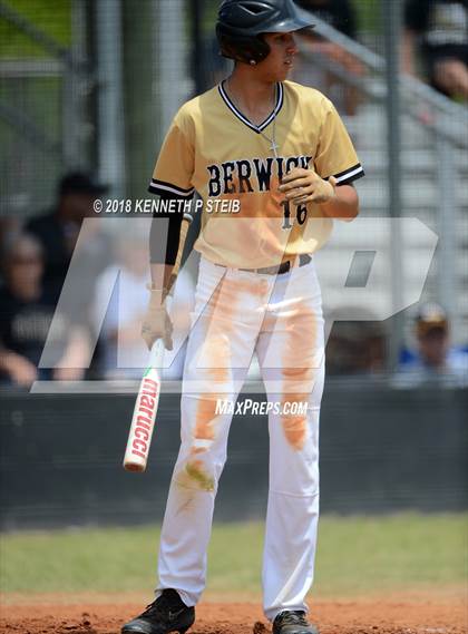 Thumbnail 2 in Jennings vs. Berwick (LHSAA 3A Regional Playoff) photogallery.