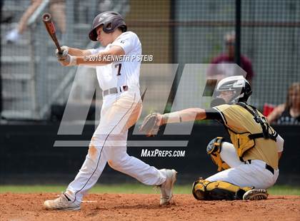 Thumbnail 3 in Jennings vs. Berwick (LHSAA 3A Regional Playoff) photogallery.