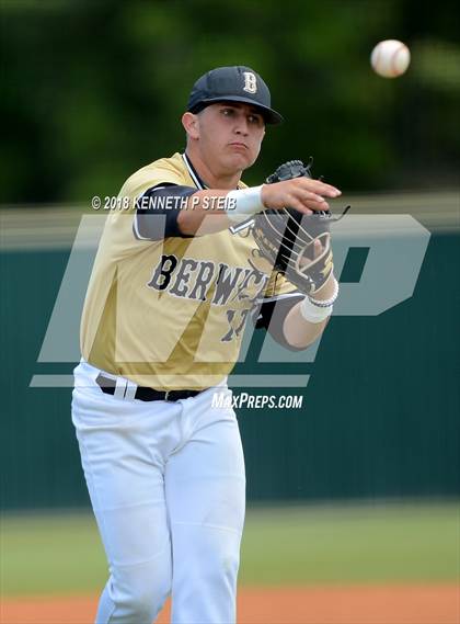 Thumbnail 1 in Jennings vs. Berwick (LHSAA 3A Regional Playoff) photogallery.