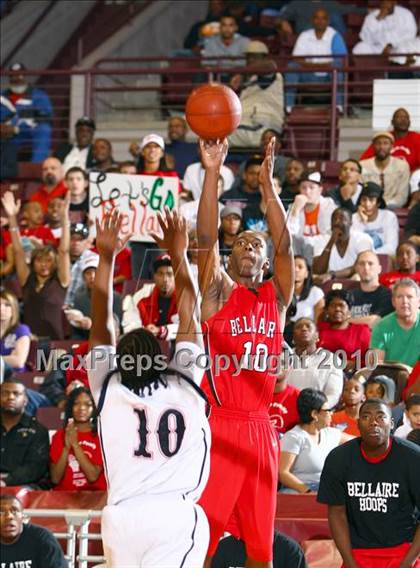 Thumbnail 2 in Bellaire vs. Bush (Texas 5A Regional Final) photogallery.