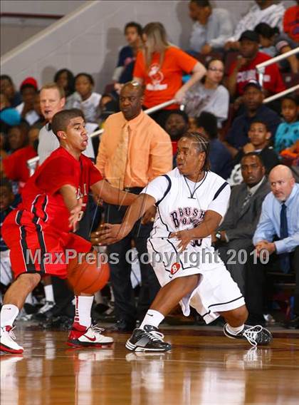 Thumbnail 3 in Bellaire vs. Bush (Texas 5A Regional Final) photogallery.