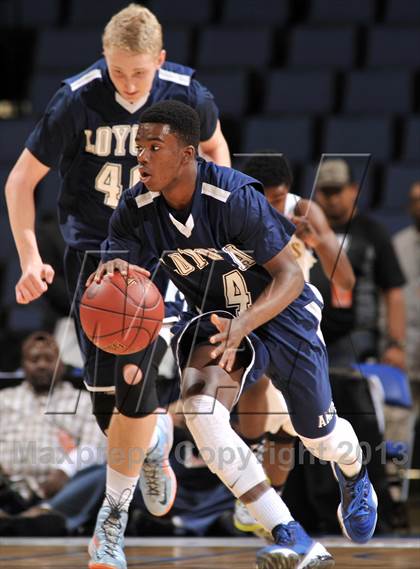 Thumbnail 2 in Santa Monica vs. Loyola (CIF SoCal Regional D1 Final) photogallery.