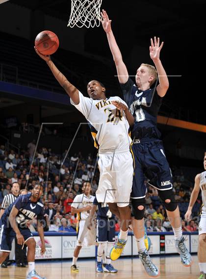 Thumbnail 3 in Santa Monica vs. Loyola (CIF SoCal Regional D1 Final) photogallery.