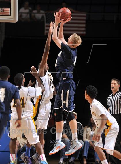 Thumbnail 3 in Santa Monica vs. Loyola (CIF SoCal Regional D1 Final) photogallery.