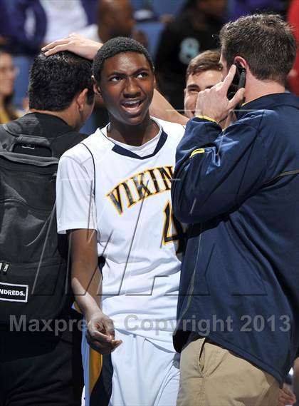 Thumbnail 3 in Santa Monica vs. Loyola (CIF SoCal Regional D1 Final) photogallery.