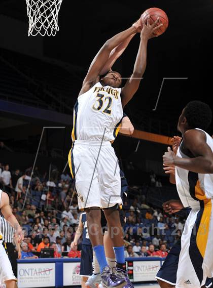 Thumbnail 3 in Santa Monica vs. Loyola (CIF SoCal Regional D1 Final) photogallery.