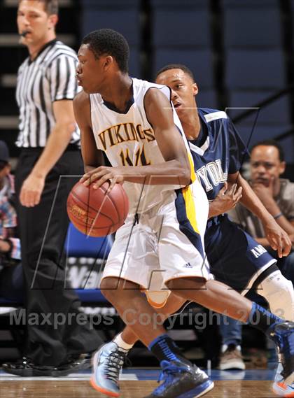 Thumbnail 3 in Santa Monica vs. Loyola (CIF SoCal Regional D1 Final) photogallery.