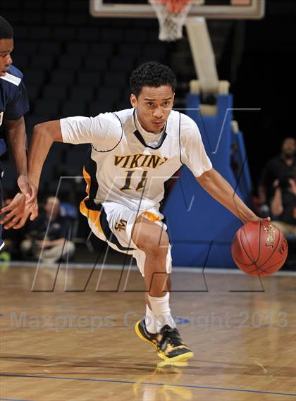 Thumbnail 2 in Santa Monica vs. Loyola (CIF SoCal Regional D1 Final) photogallery.