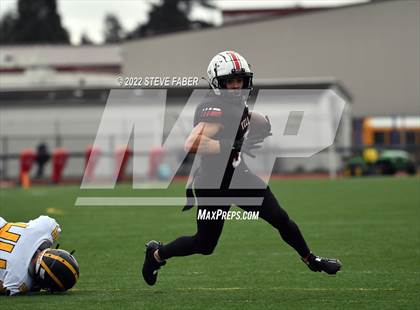 Thumbnail 3 in Yelm vs. Bellevue (WIAA 3A State Semifinal) photogallery.
