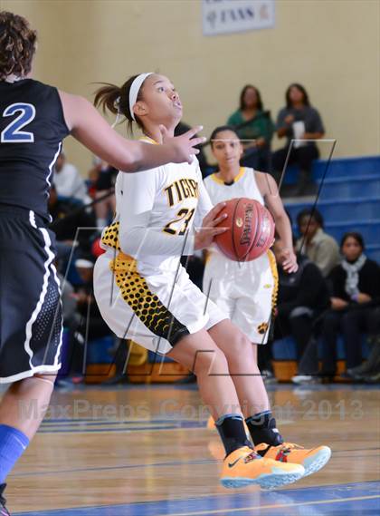 Thumbnail 1 in West Craven vs. Chapel Hill (HighSchoolOT.com Holiday Invitational) photogallery.