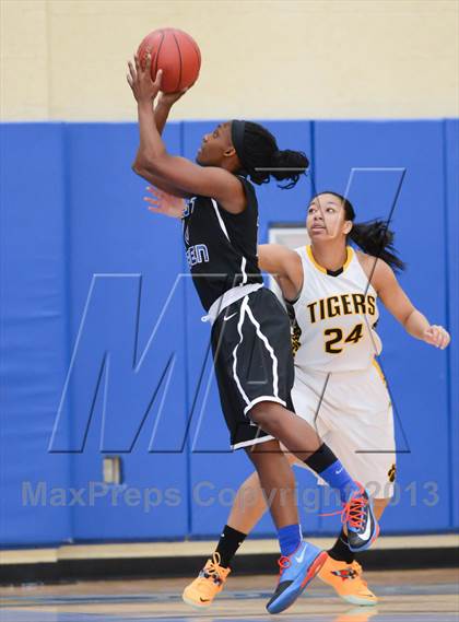 Thumbnail 1 in West Craven vs. Chapel Hill (HighSchoolOT.com Holiday Invitational) photogallery.