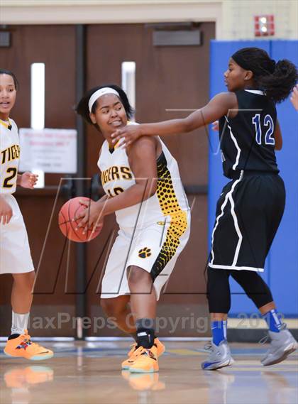 Thumbnail 1 in West Craven vs. Chapel Hill (HighSchoolOT.com Holiday Invitational) photogallery.