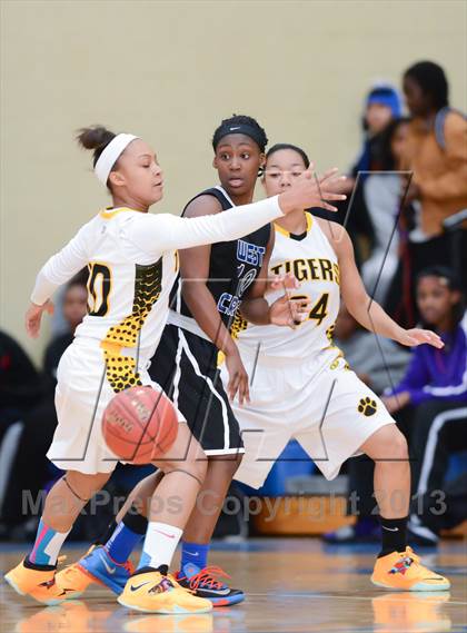 Thumbnail 2 in West Craven vs. Chapel Hill (HighSchoolOT.com Holiday Invitational) photogallery.