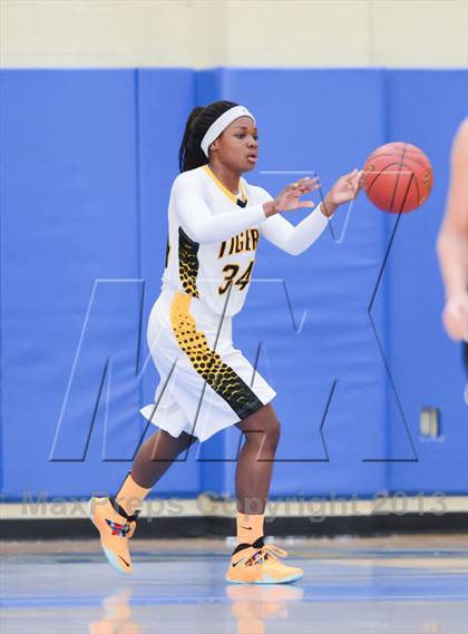 Thumbnail 2 in West Craven vs. Chapel Hill (HighSchoolOT.com Holiday Invitational) photogallery.
