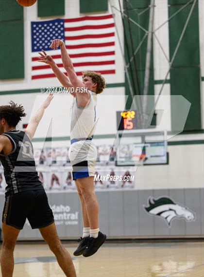 Thumbnail 2 in Timberline vs. Capital (IHSAA 5A District III Round 1) photogallery.
