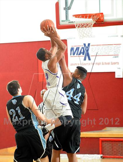 Thumbnail 2 in Villa Park vs. Vista del Lago (MaxPreps Holiday Classic) photogallery.