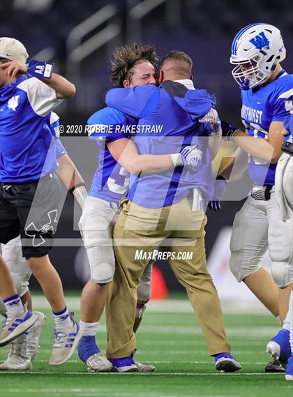 Thumbnail 1 in Windthorst vs. Mart (UIL 2A Division 1 State Final) photogallery.