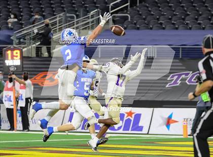 Thumbnail 3 in Windthorst vs. Mart (UIL 2A Division 1 State Final) photogallery.